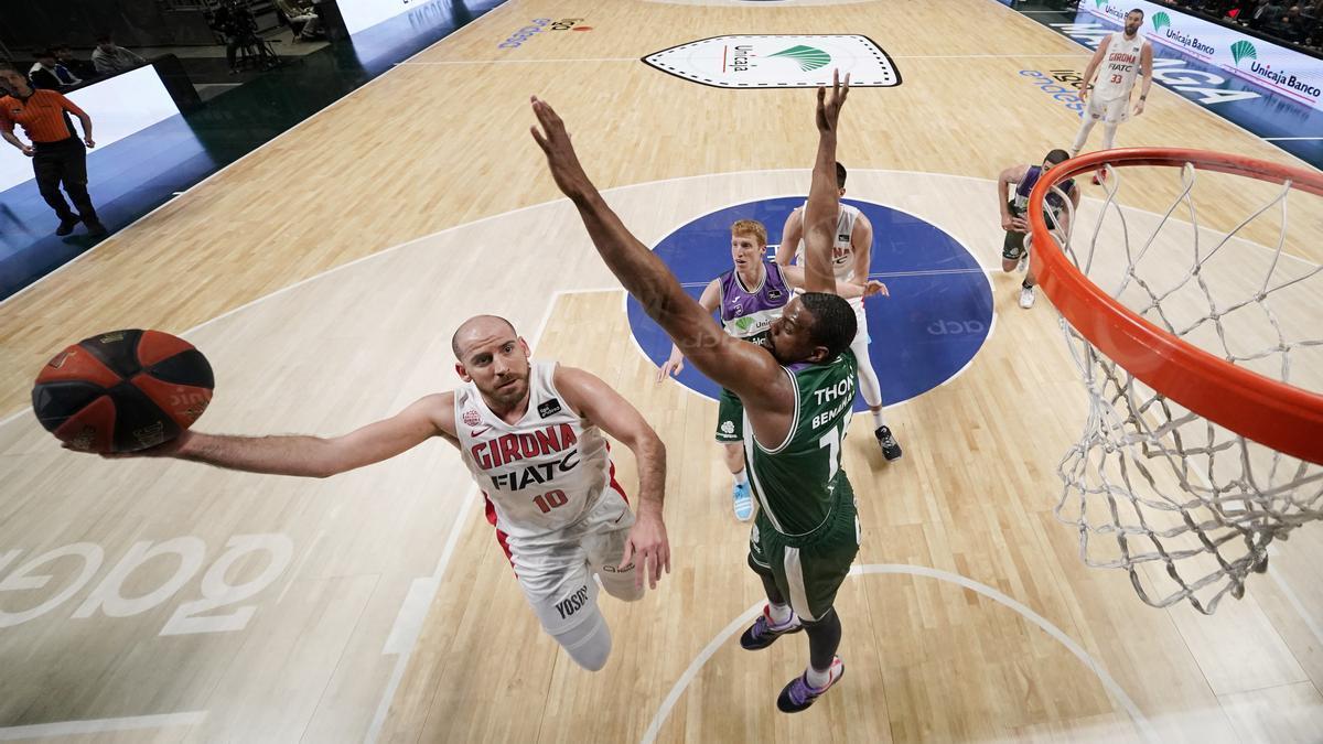 Quino Colom penetra a canasta ante el Unicaja.