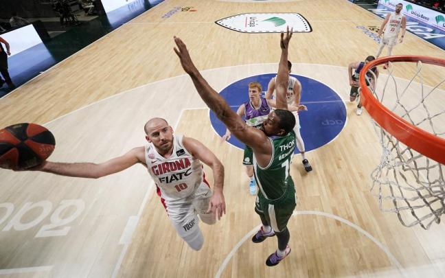 Quino Colom penetra a canasta ante el Unicaja.
