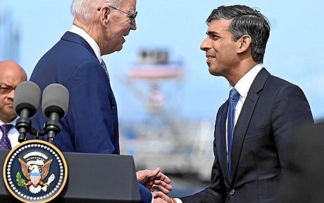 El presidente de EEUU, Joe Biden, saluda al ‘premier’ británico, Rishi Sunak. | FOTO: E.P.