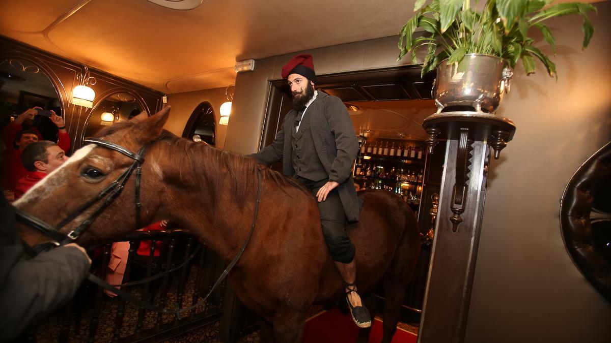 A caballo, dentro del Via Veneto en Barcelona.