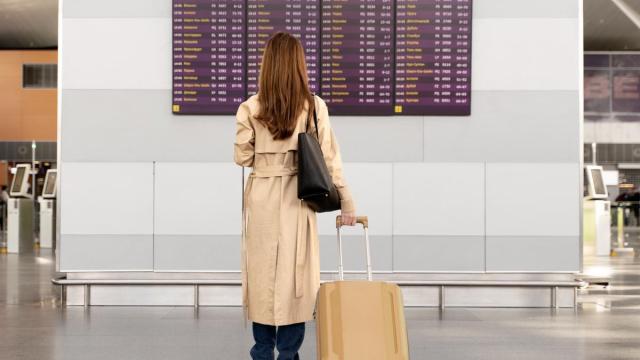 Una mujer en el aeropuerto