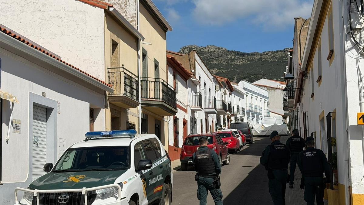 Calle de Hornachos en la que se han centrando los registros de la Guardia Civil.