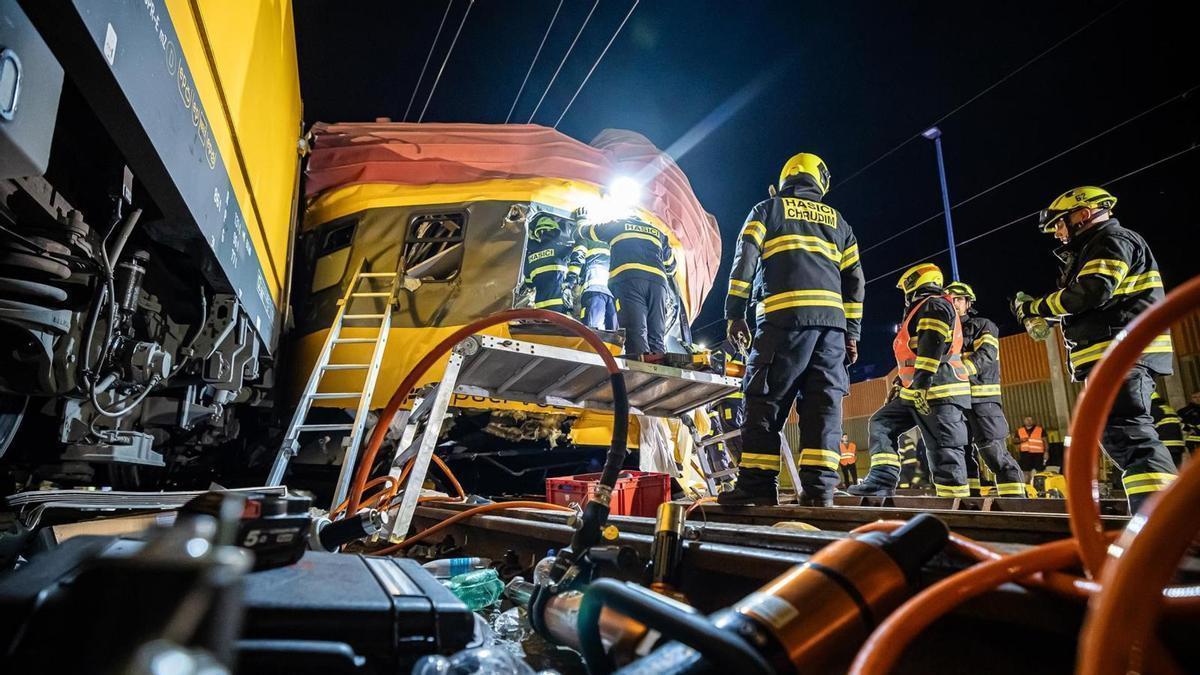 Los bomberos checos trabajan en el lugar del accidente.