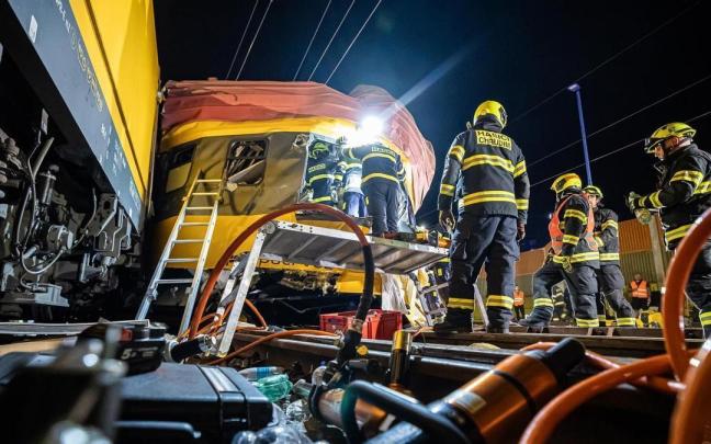 Los bomberos checos trabajan en el lugar del accidente. / EFE Los bomberos checos trabajan en el lugar del accidente.