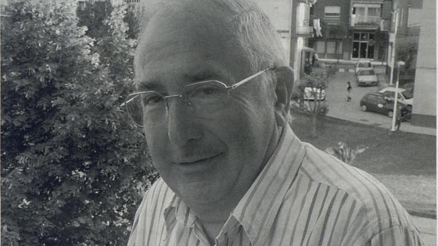 José Luis Ruiz, en el balcón de su casa.