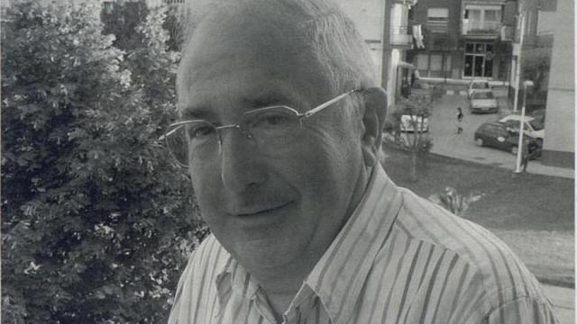 José Luis Ruiz, en el balcón de su casa.