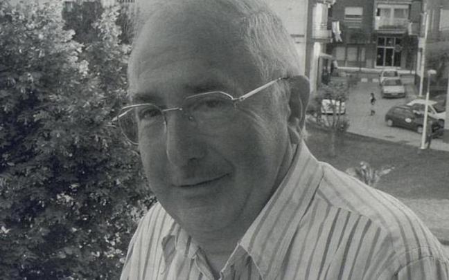 José Luis Ruiz, en el balcón de su casa.