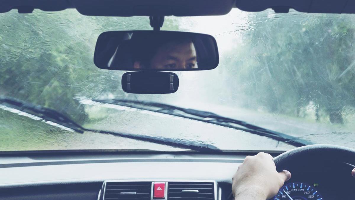 Coche en medio de tormenta