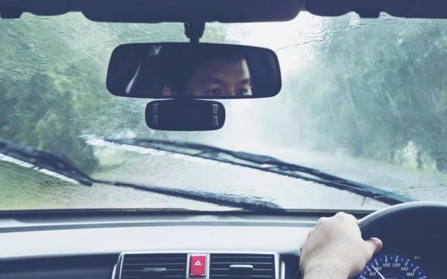 Coche en medio de tormenta