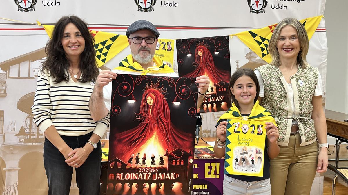 Amaia Gómez de Segura, Luis Ángel Argote, Nahia Altuna y Leire Artola con los carteles de las Loinatz Jaiak de Beasain