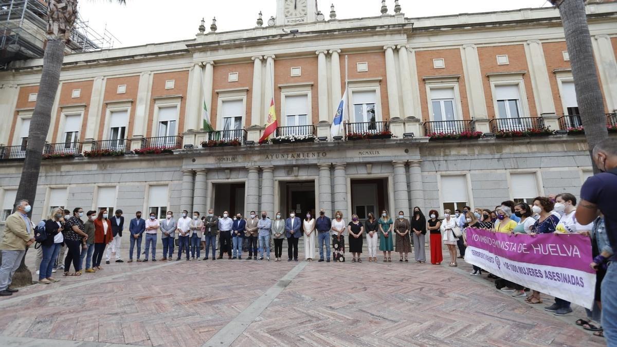 Minuto de silencio por otro caso de violencia machista en el Ayuntamiento de Huelva.