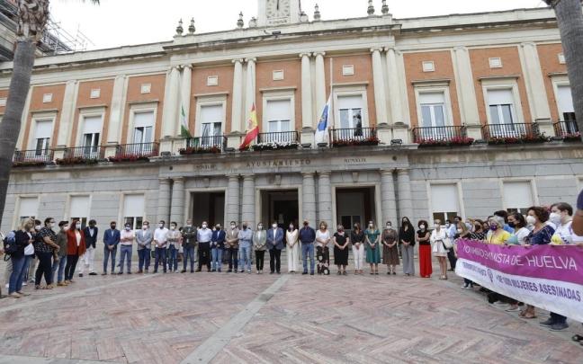 Minuto de silencio por otro caso de violencia machista en el Ayuntamiento de Huelva. Minuto de silencio por otro caso de violencia machista en el Ayuntamiento de Huelva.
