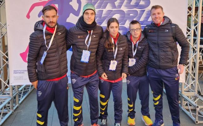 Los cuatro atletas del club basauritarra con su presidente, Sergio López, a la derecha de la foto