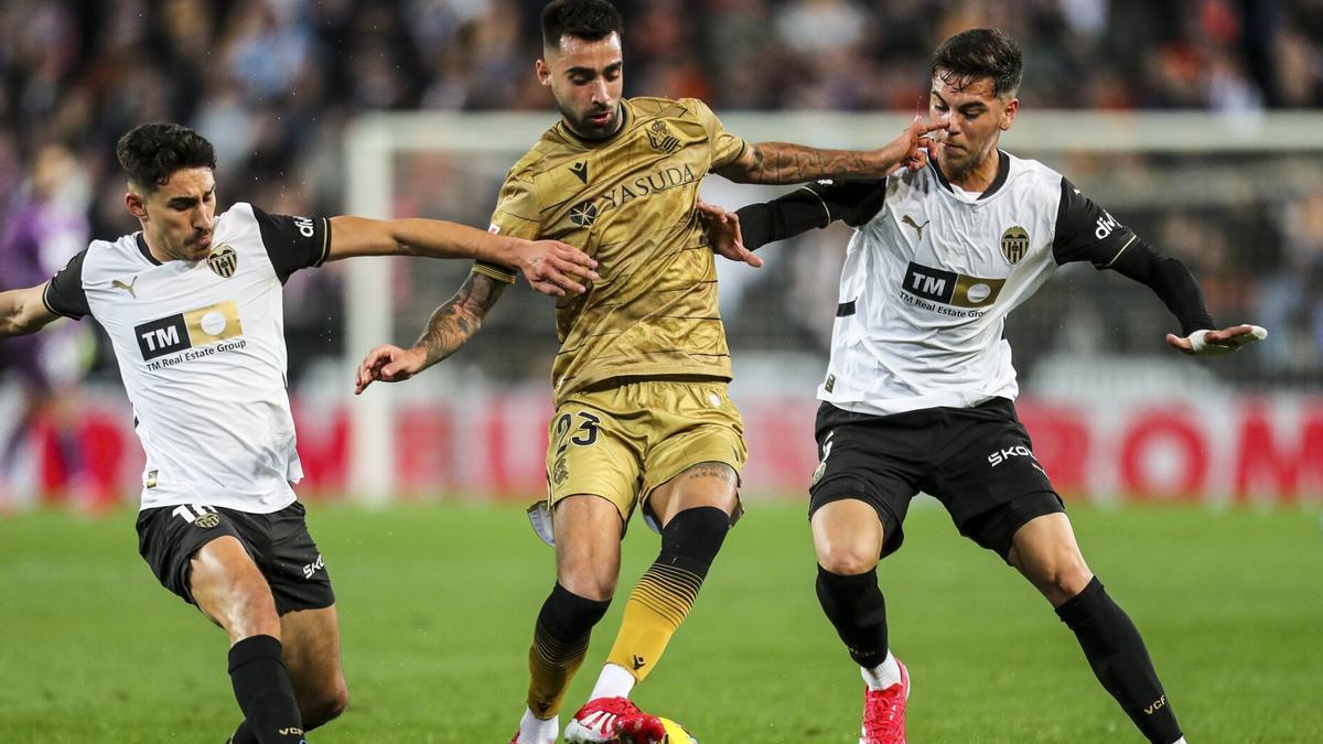 Almeida y Barrenechea presionan a Brais Méndez, durante el partido de este domingo en Mestalla. / AFP7 VIA EUROPA PRESS