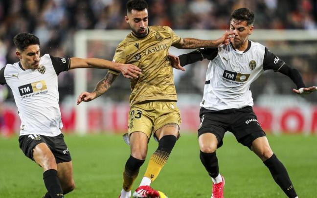 Almeida y Barrenechea presionan a Brais Méndez, durante el partido de este domingo en Mestalla. / AFP7 VIA EUROPA PRESS