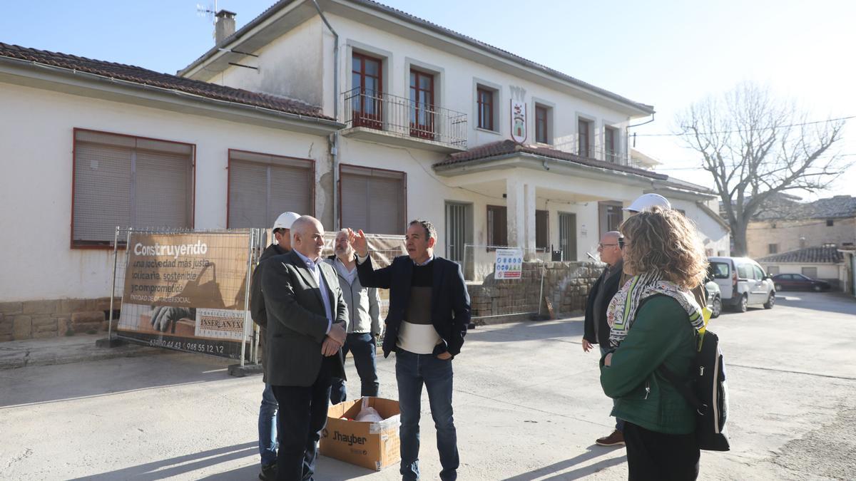 El vicepresidente Aierdi en la visita realizada a las antiguas escuelas de Oteiza.