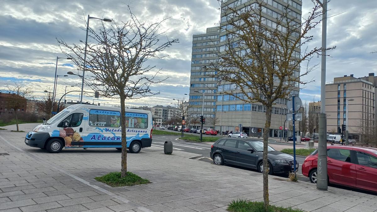 Frente a las letras en la entrada del parque de Salburua, la furgoneta de los helados se instaló el domingo por la tarde