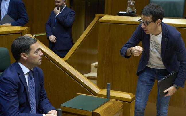 El lehendakari, Imanol Pradales, con el portavoz parlamentario de EH Bildu, Pello Otxandiano