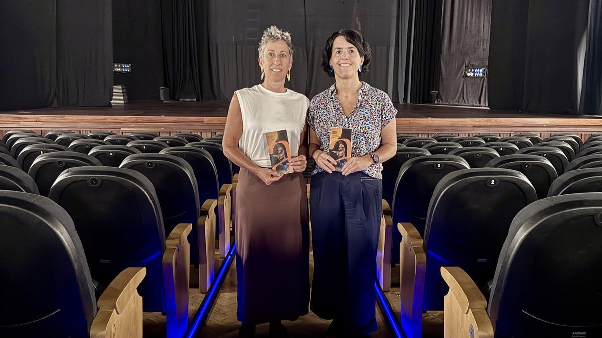 Irune Urbieta, concejala de Cultura, y Nagore Irastorza, responsable del departamento de Cultura presentando la oferta cultural.