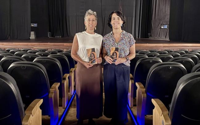 Irune Urbieta, concejala de Cultura, y Nagore Irastorza, responsable del departamento de Cultura presentando la oferta cultural.