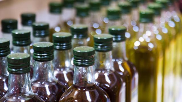 Varias botellas de aceite de oliva. Varias botellas de aceite de oliva.