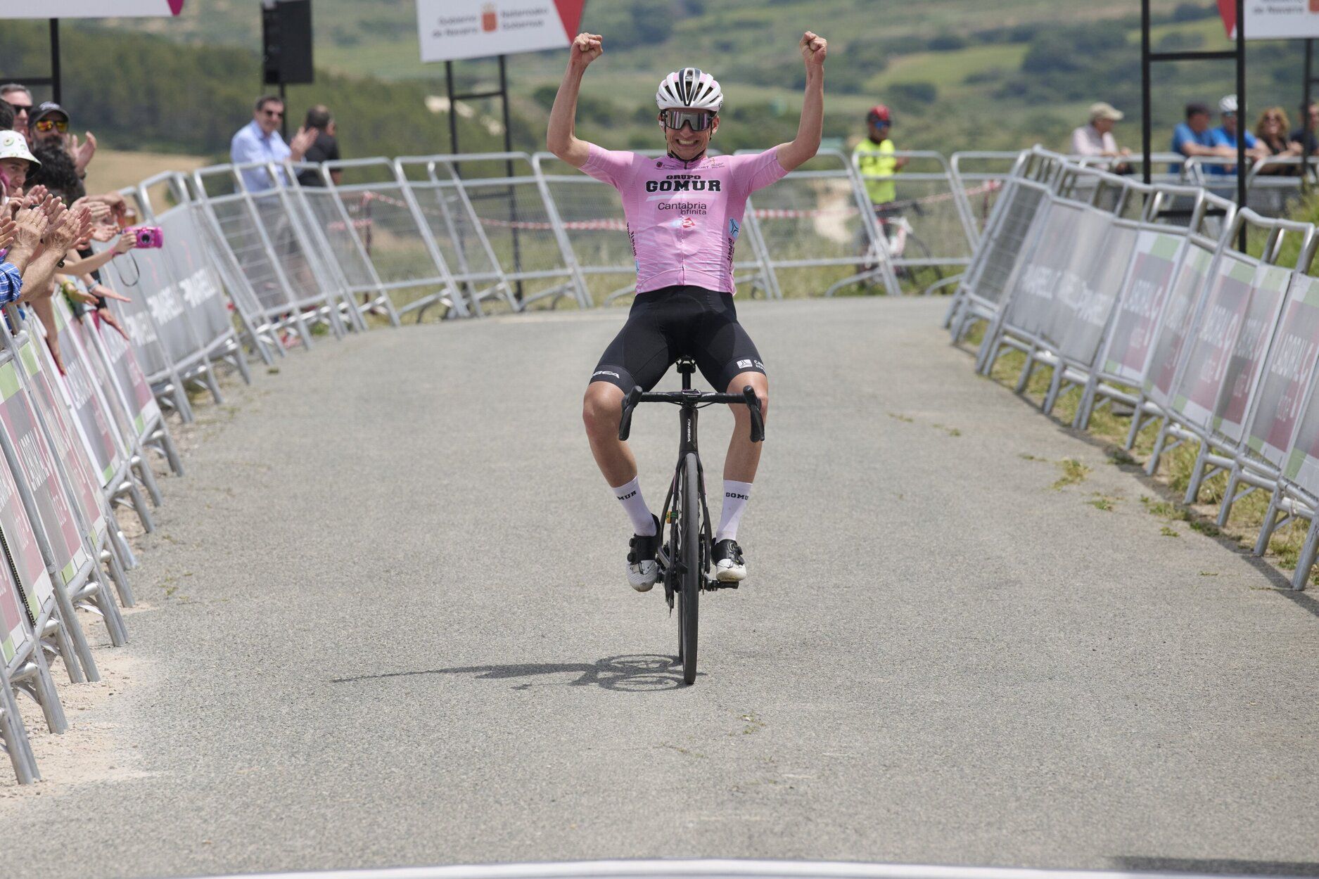 Samuel Fernández celebra su triunfo la cuarta etapa de la Vuelta a Navarra