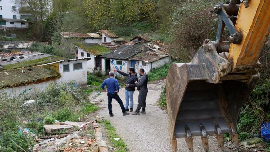 El alcalde de Legazpi, Eric Gálvez, en la visita a la zona de chabolas