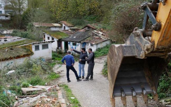 El alcalde de Legazpi, Eric Gálvez, en la visita a la zona de chabolas