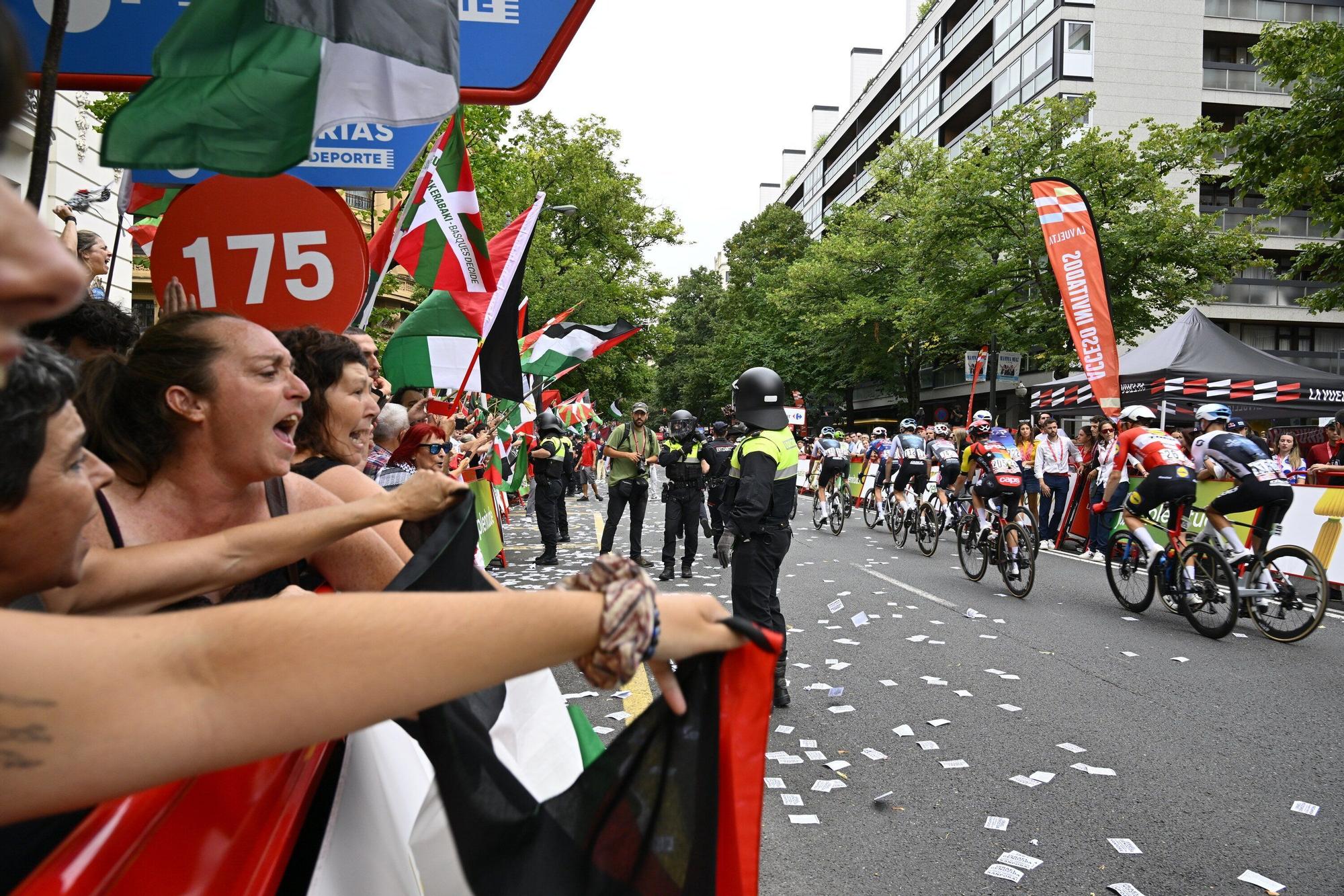 Uno de los muchos momentos de alta tensión vividos al paso del pelotón de la Vuelta ante las protestas propalestinas. / OSKAR GONZÁLEZ