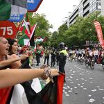 Uno de los muchos momentos de alta tensión vividos al paso del pelotón de la Vuelta ante las protestas propalestinas. / OSKAR GONZÁLEZ