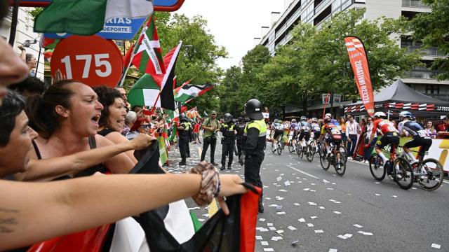 Uno de los muchos momentos de alta tensión vividos al paso del pelotón de la Vuelta ante las protestas propalestinas. / OSKAR GONZÁLEZ