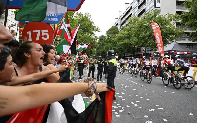 Uno de los muchos momentos de alta tensión vividos al paso del pelotón de la Vuelta ante las protestas propalestinas. / OSKAR GONZÁLEZ