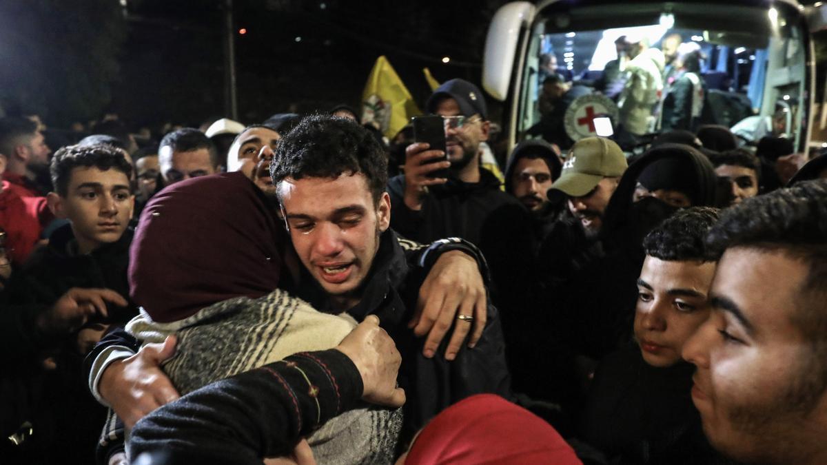 Familiares y amigos reciben a los presos palestinos liberados por Israel.