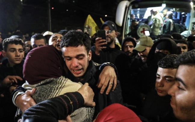 Familiares y amigos reciben a los presos palestinos liberados por Israel.