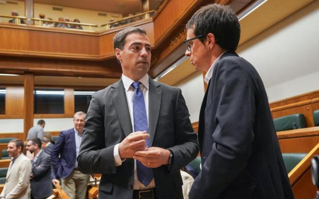 El lehendakari Imanol Pradales y el portavoz de EH Bildu, Pello Otxandiano, en la sesión constitutiva del Parlamento Vasco de la XIII Legislatura.