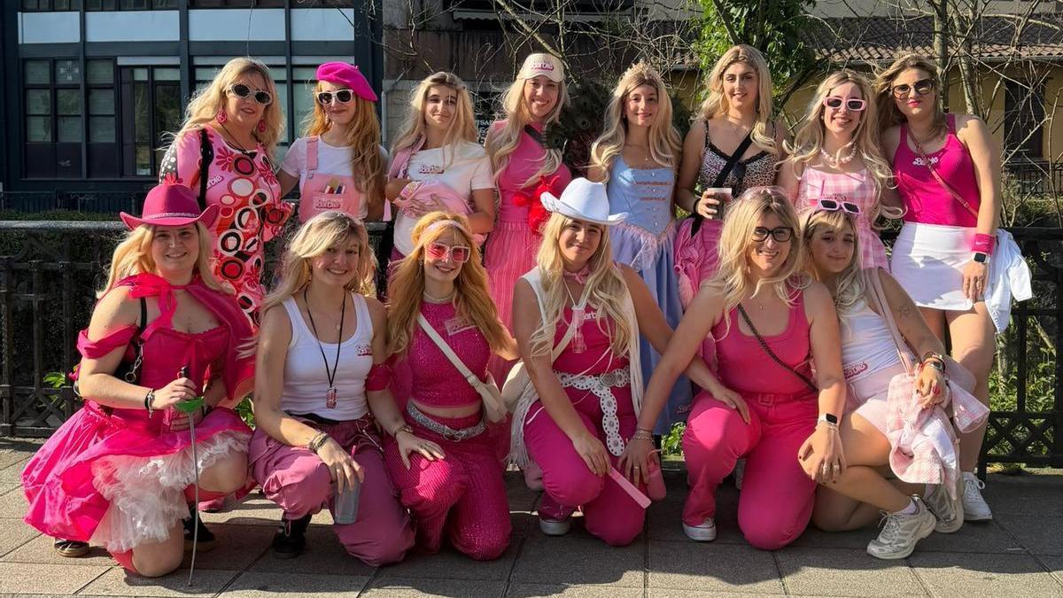 Una cuadrilla de chicas disfrazadas de Barbie.