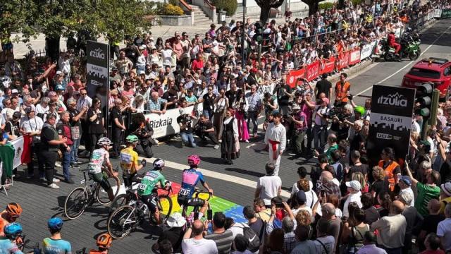 La salida de la Itzulia en Basauri congregó a centenares de aficionados