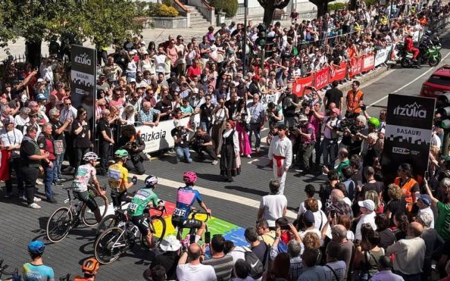 La salida de la Itzulia en Basauri congregó a centenares de aficionados