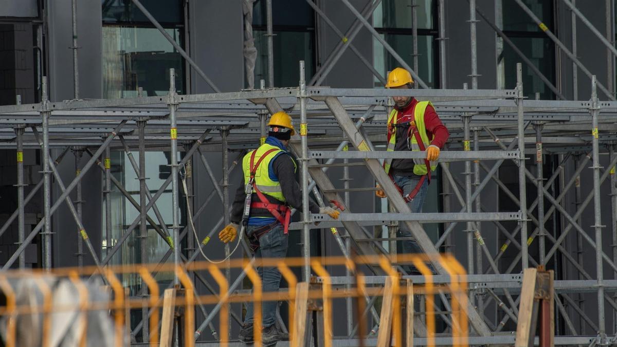 Variorabajadores de la construcción en una obra.