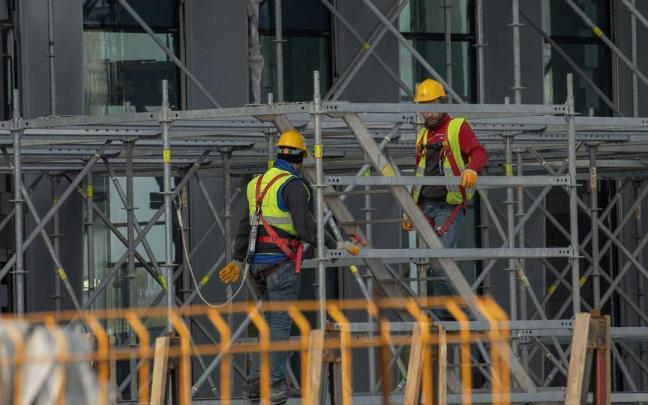 Variorabajadores de la construcción en una obra.