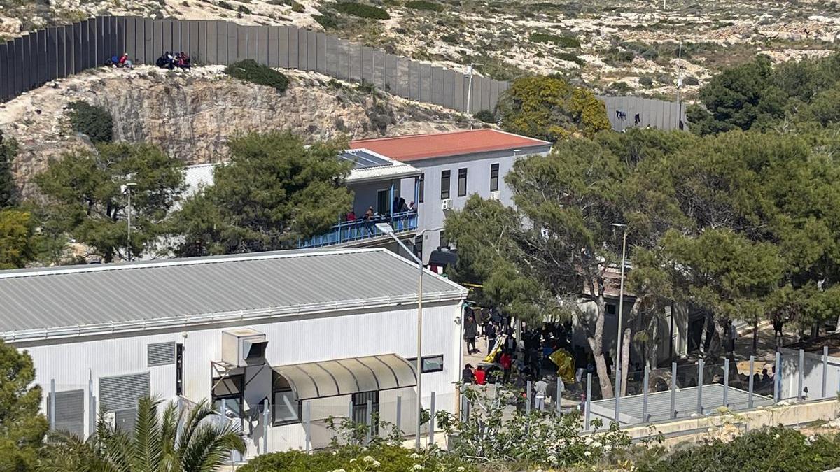 Vista exterior del centro de acogida de inmigrantes de la isla italiana de Lampedusa.