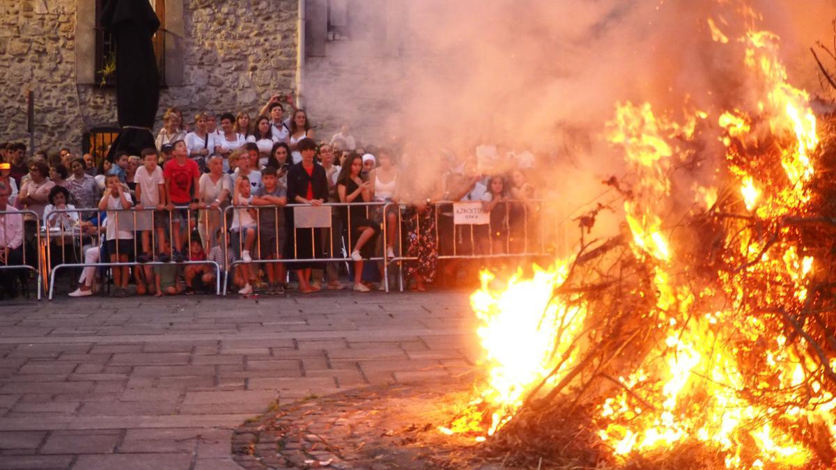 Cientos de personas volverán a reunirse en torno al fuego la noche del 23 de junio en Azkoitia.