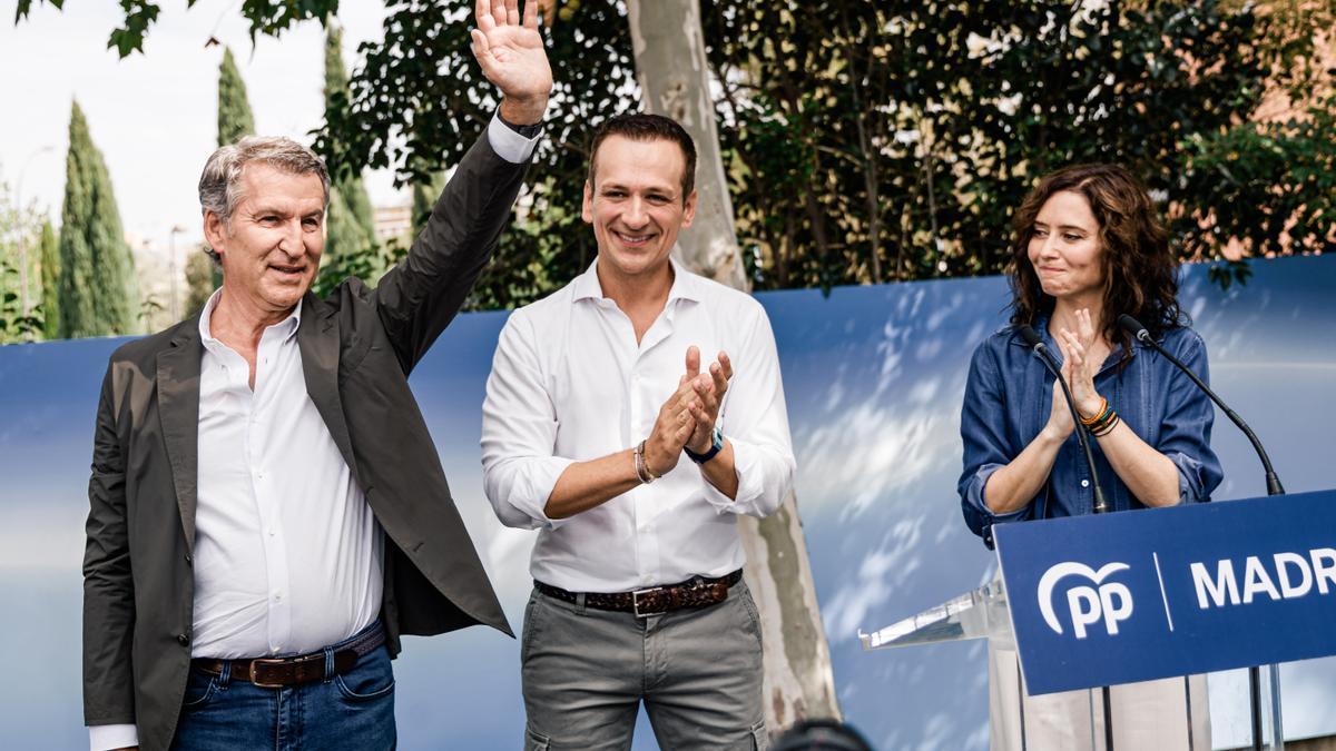 La presidenta de la Comunidad de Madrid, Isabel Díaz Ayuso (d), el presidente local y portavoz del PP en el Ayuntamiento de Getafe, Antonio José Mesa (c), y el presidente del PP, Alberto Núñez Feijóo (i).