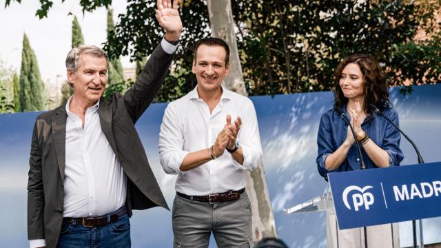 La presidenta de la Comunidad de Madrid, Isabel Díaz Ayuso (d), el presidente local y portavoz del PP en el Ayuntamiento de Getafe, Antonio José Mesa (c), y el presidente del PP, Alberto Núñez Feijóo (i).