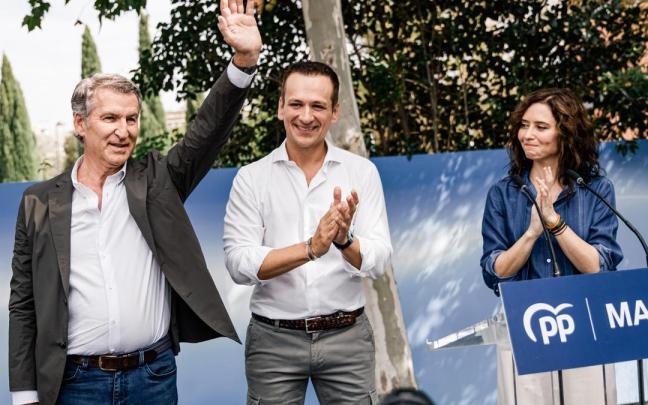 La presidenta de la Comunidad de Madrid, Isabel Díaz Ayuso (d), el presidente local y portavoz del PP en el Ayuntamiento de Getafe, Antonio José Mesa (c), y el presidente del PP, Alberto Núñez Feijóo (i).