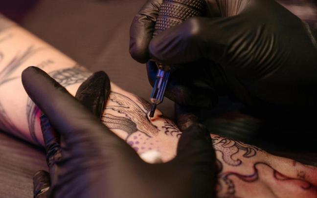 Una persona realiza un tatuaje. / EP Una persona realiza un tatuaje.