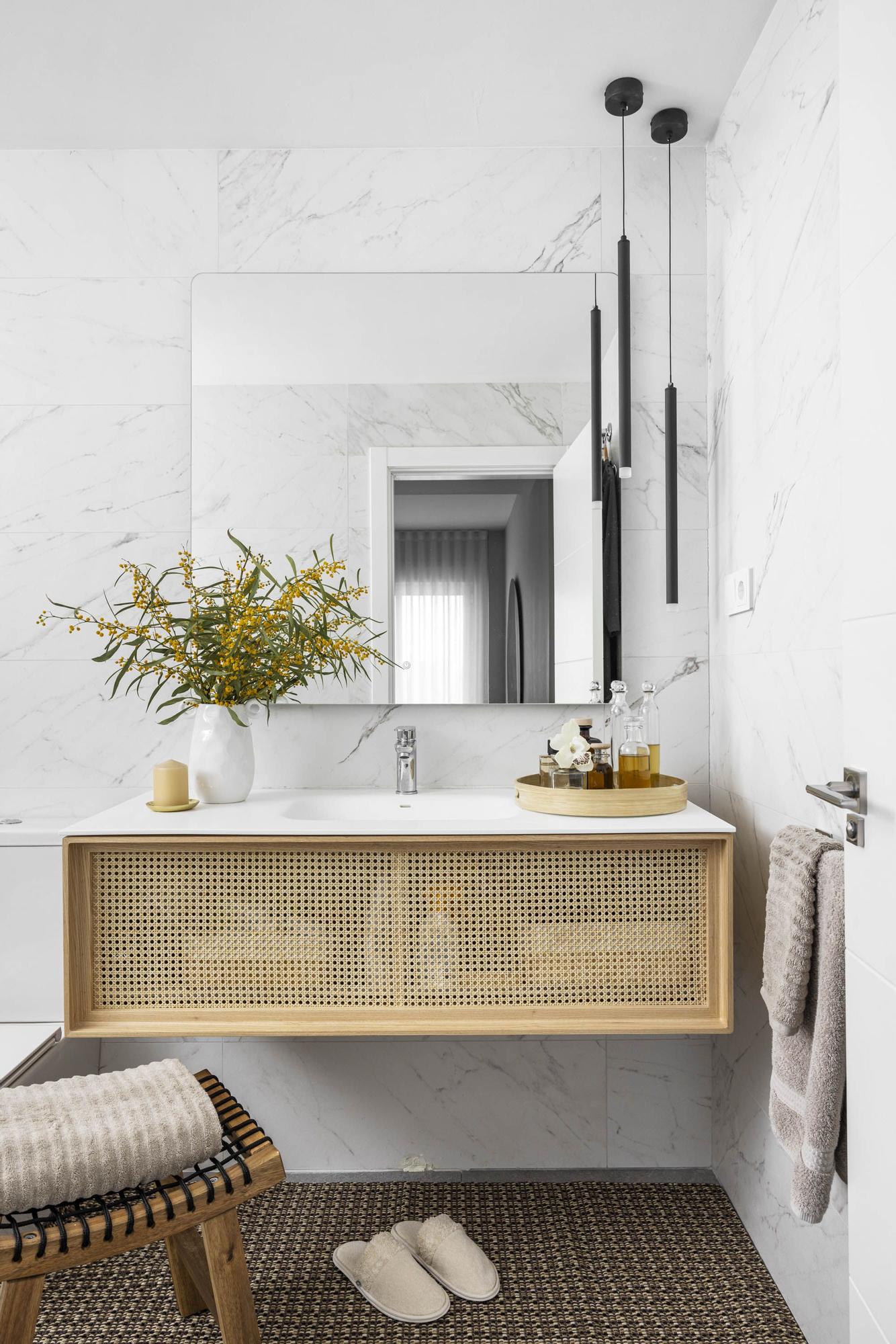 El baño, con interesantes detalles decorativos.