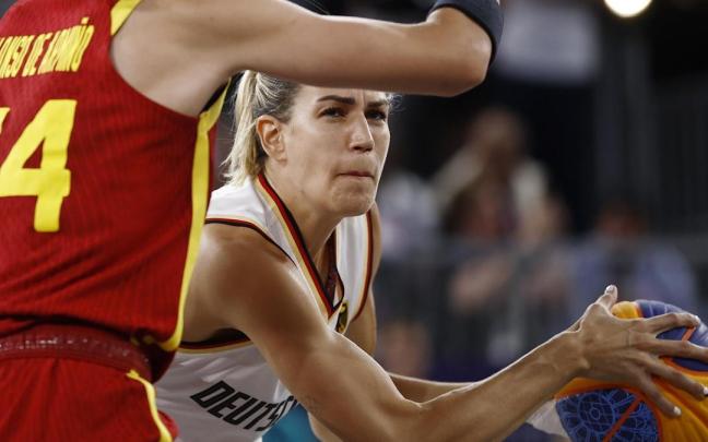 Gracia Alonso de Armiño defiende a una jugadora alemana.