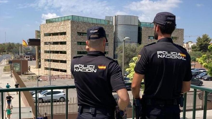 Dos agentes de la Policía Nacional en Ibiza.