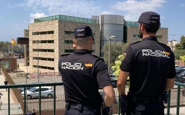 Dos agentes de la Policía Nacional en Ibiza. Dos agentes de la Policía Nacional en Ibiza.